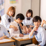 ＜JK＞ 99.4％が女子！の学校に入学したらクラスメイトは女子ばかりでモテまくり！休み時間、授業中関係なく誘惑されまくりでヤラレまくり！楽しいやら… 『高画質』