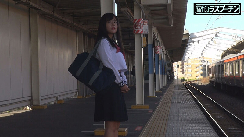 ＜JK＞ 満員電車で羽交い絞めにされセーラー服の下から見えた乳首を強●...