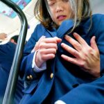 ＜JK＞ 満員バスで背後から制服越しにねっとり乳揉み痴●され腰をクネらせ感じまくる巨乳女子○生10 『高画質』