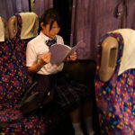 ＜JK＞ 夜行バスで声も出せずイカされた隙に生ハメされた女はスローピストンの痺れる快感に理性を失い中出しも拒めない 女子○生限定11 イク寸前のチ○ポに発情する腰振り娘SP 『高画質』