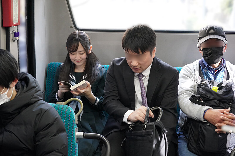 ＜JK＞ 目を覚ましたら、隣の女子校生が俺の疲れマラを優しくフェラして...