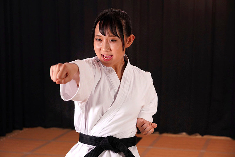 ＜JK＞ 空手道三段 全国覇者！ 卒業式から3時間後に処女膜貫通デスマ...