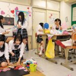 ＜JK＞ 女子に囲まれて男はボクひとり！？の王様ゲーム！！文化祭準備居残りver 文化祭の準備で残った放課後の教室で、ボクは拒否権無しの王様ゲームに強●参加！普段からクラスの女子にはひどい扱いを受けているので、ビビリながらもメンバーに加わったら文化祭の準備でテンショ… 『高画質』