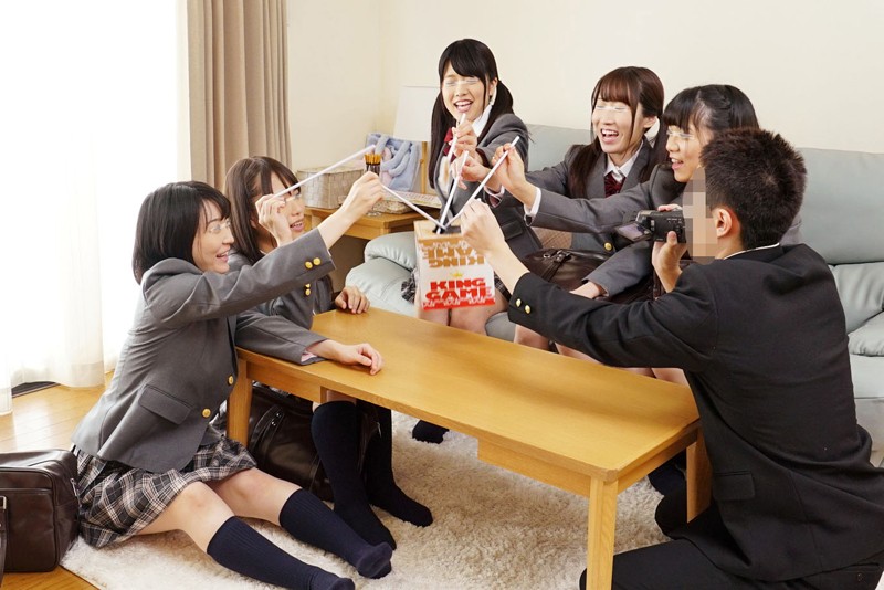 ＜JK＞ 名門私立女子●校に通う女子校生たちに突撃交渉！男子校で寮生活...