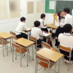 ＜JK＞ 一般男女モニタリングAV 仲良し○校生男女が挑戦！授業中の教室で先生にバレずに友達のチ○ポ全部ヌく！ヌけばヌくほど増えていく賞金につられて過激にエスカレートする男子の要求に応えてクラスで一番可愛い女子○生が手コキ→フェラ→セックス！先生の目を盗み最後は生中… 『高画質』