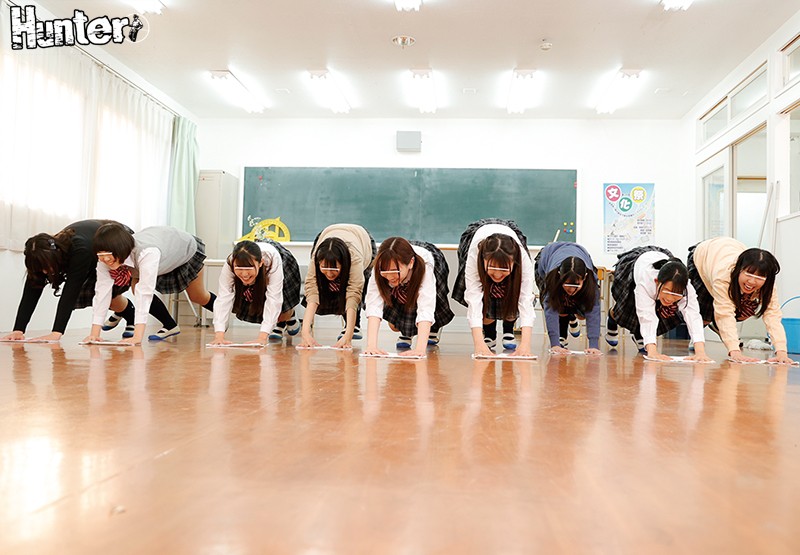 ＜JK＞ 男はボク1人の学校の大掃除はパンチラ天国！見渡せば視界に広が...