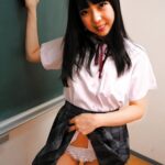 ＜JK＞ パンチラ女子校生にパンツ越しのオ○ンコでいやらしくおチ○ポ擦られちゃった。 『高画質』