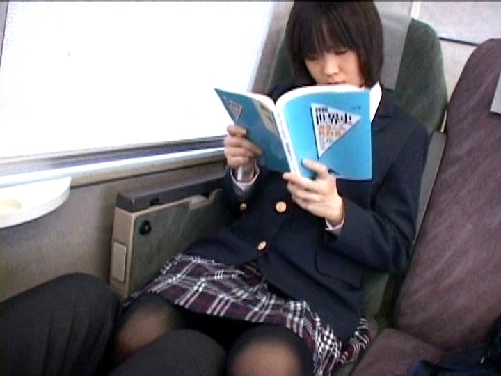 ＜JK＞ 対面座席で脚を絡ませても抵抗しない女子校生はシートに染みがつ...