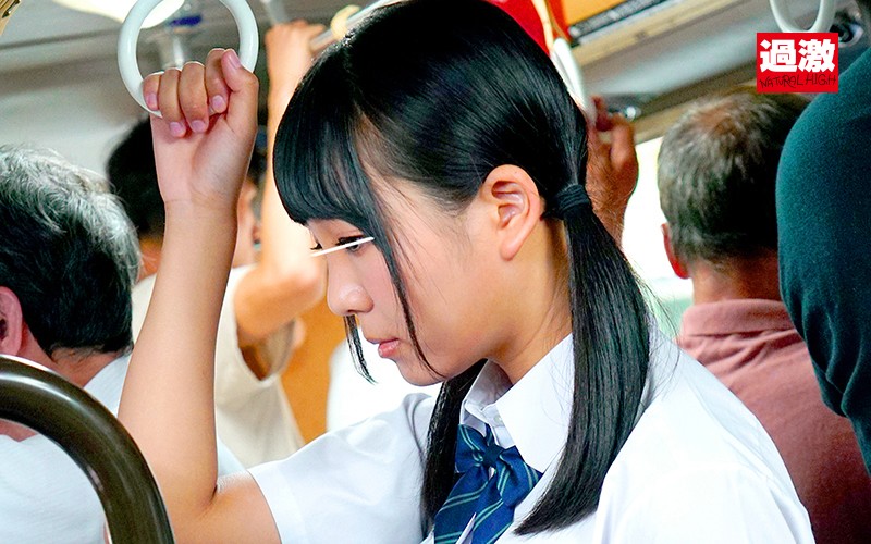 ＜JK＞ 満員バスで背後から制服越しにねっとり乳揉み痴●され腰をクネら...