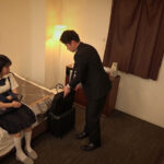 ＜JK＞ ホテル盗撮 もうおじさん無しではいられない！軽いパパ活のつもりが変態おじさんの超絶テクで初めてなのにイキまくり潮吹きまくる女子○生処女 『高画質』