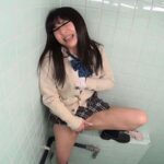 ＜JK＞ 女子校のトイレで立ったままオナニーしてスゴイ勢いでおしっこ漏らす女子校生達 vol.10 『高画質』