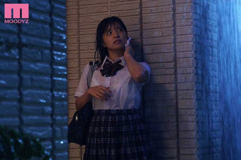 ＜JK＞ 突然の大雨で帰宅難民になった彼女の妹と朝まで… 根尾あかり ...