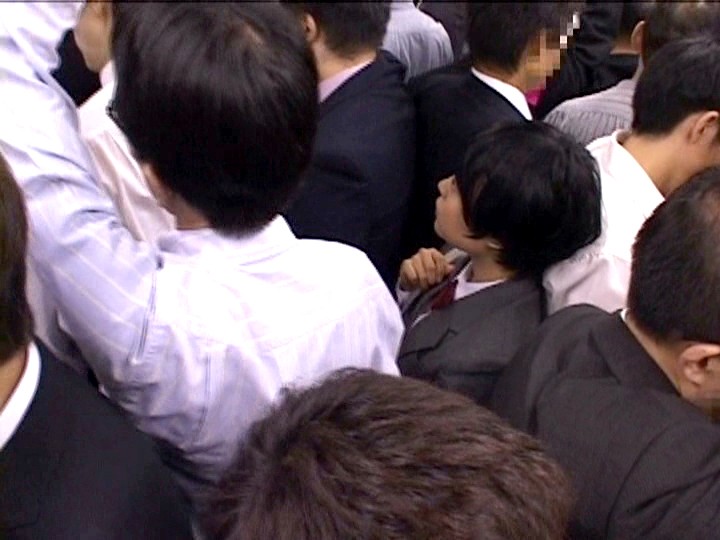 ＜JK＞ 満員電車で小柄すぎて触られても押しつぶされ逃げられないショー...