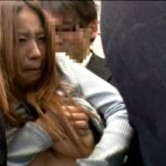 ＜JK＞ 満員電車でパンブラを没収され「返して下さい」と言いながら濡らすマ○コに擦りつけ発射 『高画質』