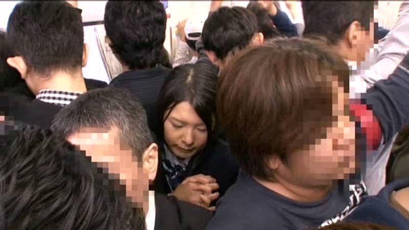 ＜JK＞ 満員電車で巨乳すぎて胸が密着してしまう女は痴●されても拒めな...