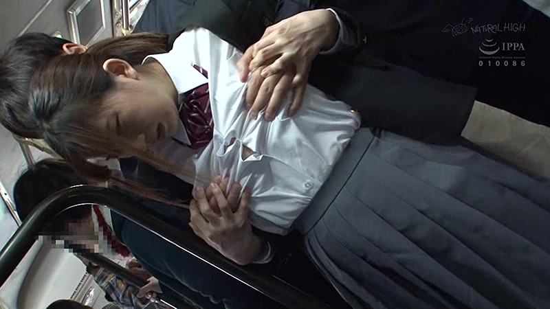 ＜JK＞ 満員バスで背後から制服越しにねっとり乳揉み痴●され腰をクネら...