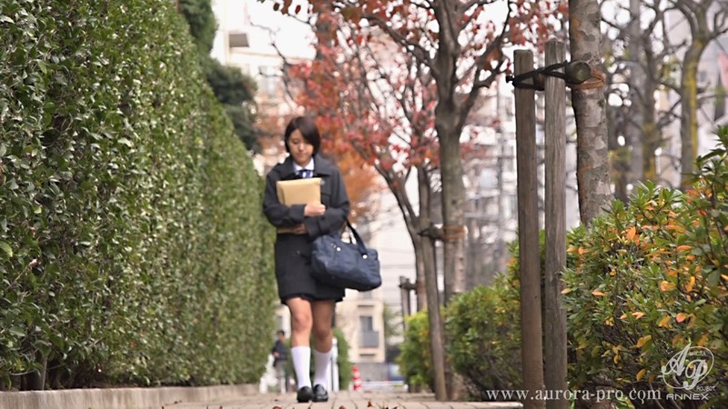 ＜JK＞ 「私、引きこもりの同級生とその家族に辱められ種付けされ続ける...