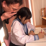 ＜JK＞ お母さんは中年オヤジ達の相手をしなさいと命令します。孝行娘だねとおじさん達は褒めてくれるけど…もうこんな事したくない 前乃菜々 『高画質』