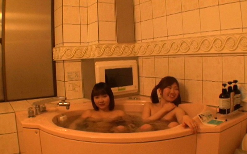 ＜JK＞ セックスに興味津々な女学生2人組 アホで限度を知らないからア...