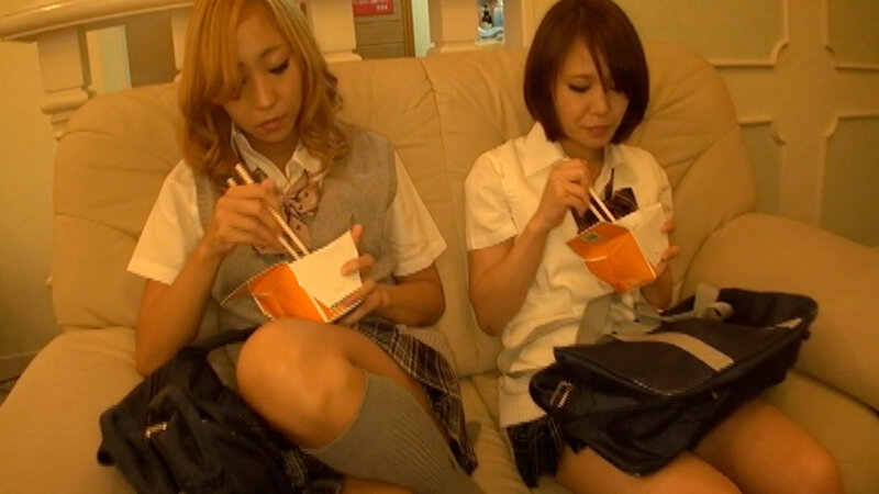 ＜JK＞ これが女学生2人の友情だ！友達が俺の勃起した生チ○ポガン突き...