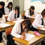 ＜JK＞ インテリヤリマン女子たちに教室で喰われまくりの学園生活！！男子生徒の絶対数が少ない学校生活はパラダイス！昨年まで女子校かつ進学校で今年から共学になった●校に入学したボクたちの人生が一変！ 『高画質』