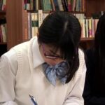 ＜JK＞ 3時間以上図書館で受験勉強している真面目で気弱そうなメガネ美人女子校生は、机の下から足の親指で股間をグリグリといじっても何も文句が言えない女の子だった！調子に乗って更に責め立てたら、股間の周りが汗ばみ自ら腰を動かす超敏感むっつりド淫乱！ 2 『高画質』