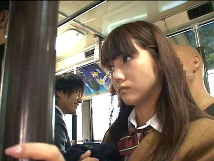 ＜JK＞ 痴●に感じすぎて周りに気づかれてもお漏らししてしまう敏感女子...