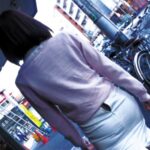 ＜JK＞ 電車・ファミレス・駅・カフェ・ド○キ…公然にもかかわらず男のスケベ視線を意識してジッパー半開きで歩いてるOL/口元ベッタベタにしてアイスを舐める女子校生etc…を視姦してたら勝ち誇った笑みで近づいてきて逆にヤラれた！ 『高画質』