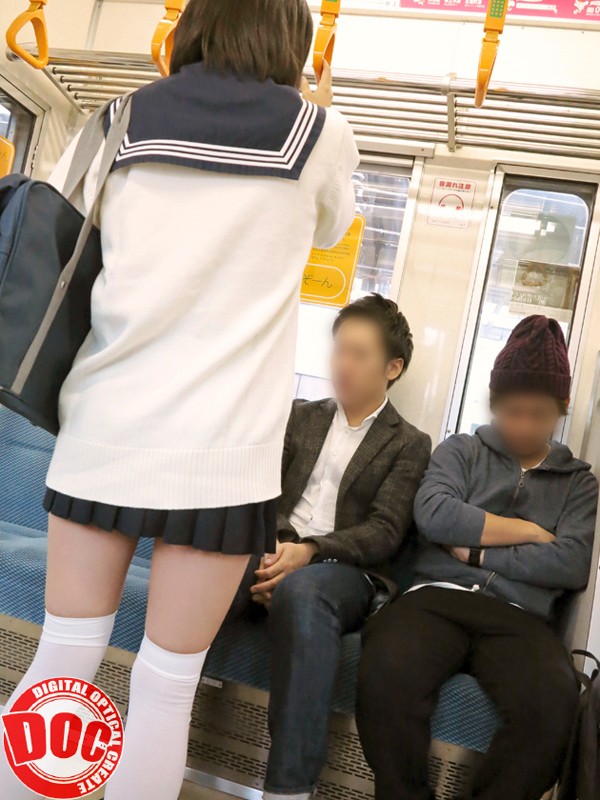 ＜JK＞ すらりと伸びた足から覗くスカートとニーハイの間の太もも「絶対...