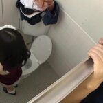 ＜JK＞ 「このスリルがたまらない…！」今自分が潜んでいるのは女子トイレ。ここは、街に繰り出す女子校生の着替えがのぞける穴場スポット！今日もソソられながら女子校生の生着替えを覗いていると… 『高画質』