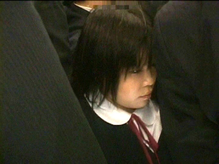 ＜JK＞ 乗車率200％超満員電車で身動きが取れない美女に後ろから前か...