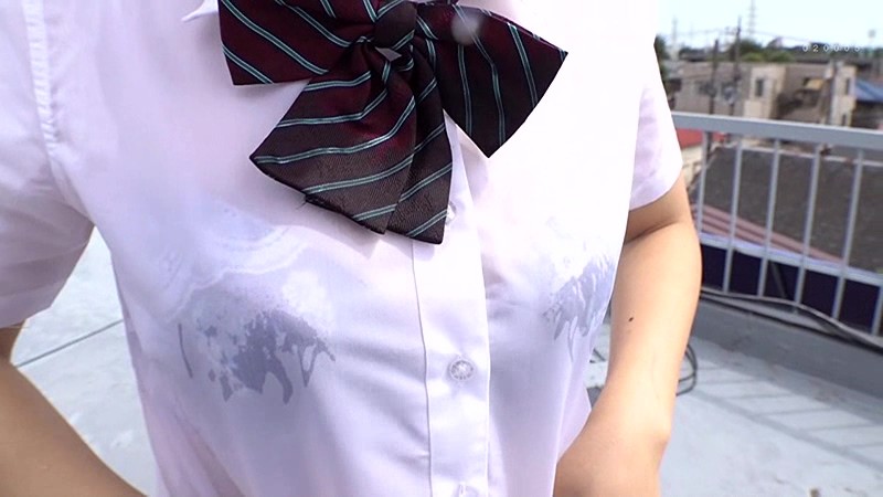 ＜JK＞ 学校帰りのイマドキ女子〇生が強力水鉄砲でびしょびしょ濡れスケ...