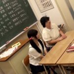 ＜JK＞ ママが傍に居るのにもかかわらず…放課後の教室で先生に痴●されてオマ●コを濡らしているロリ娘はそのままチ●コを入れられても拒めない 『高画質』