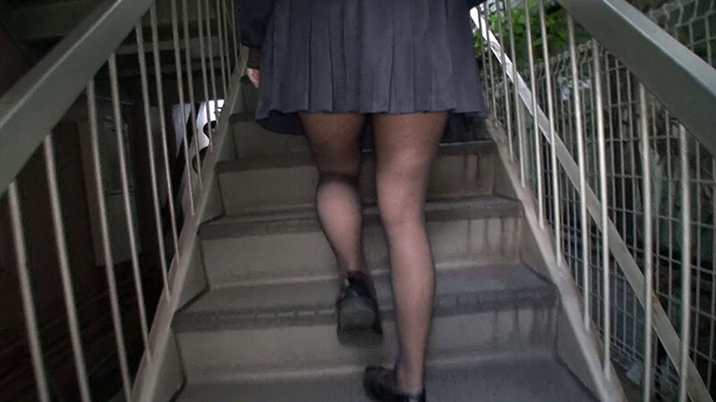 ＜JK＞ 階段女子校生 制服スカートの中が見えたときエロっと思えるパン...
