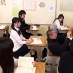 ＜JK＞ 「包茎チ○コで超ラッキー！」僕の通う○校は去年まで女子校だった為に女生徒率90％！！だから気が弱く自分に全く自信が持てなくて女の子と話す事が苦手な僕でもモテモテ…だと思ったのですがモテモテどころじゃないです！ 『高画質』