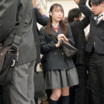 ＜JK＞ 疲れたおじさんリーマンが大好きでわざと満員電車に乗り込み中年精子を搾り取るノーパン痴女女子○生 天馬ゆい 『高画質』