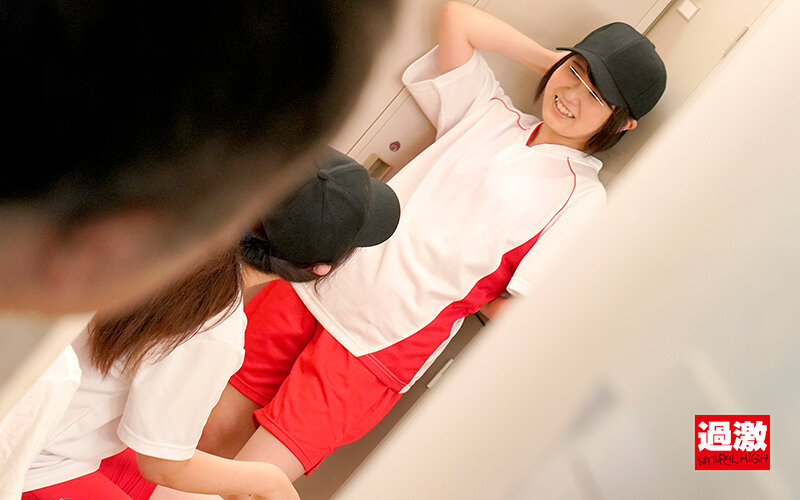 ＜JK＞ 「誰にも見られませんように…」無理やり上着の中を全裸にされて...