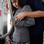 ＜JK＞ 痴●の指マンがストライクすぎて…声も出せず糸引くほど愛液が溢れ出し堕とされた私 優木とあ 『高画質』