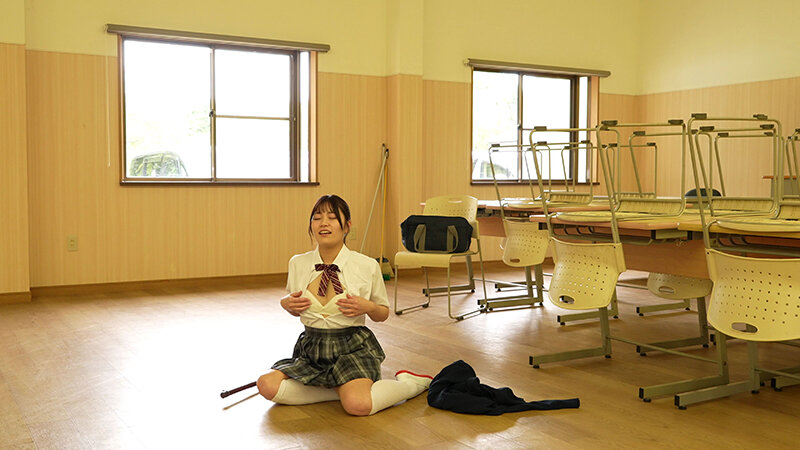 ＜JK＞ 乳首こねくり失禁 チクニーがバレた敏感乳首の優等生が大量失禁...