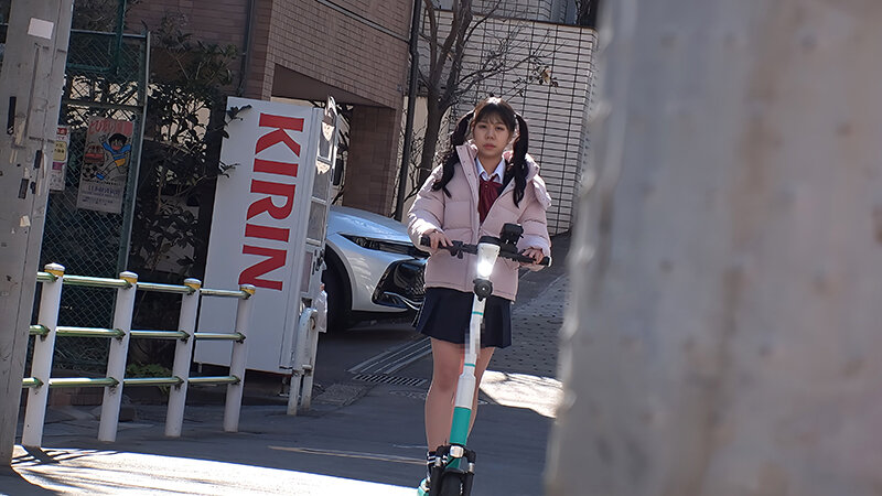 ＜JK＞ 電動キックボードで帰宅する小生意気な巨乳女先輩 不登校デカチ...
