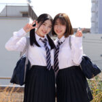 ＜JK＞ 仲良し美少女2人組の間に挟まりたい。変態オジサン参上。 2人の生徒を家に呼び込み、スケベなコスプレをさせてヤリまくる。 『高画質』