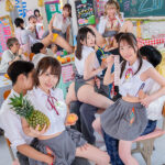 ＜JK＞ 「超新鮮！もぎたて女子○生はいかが？」学園祭の模擬店で女子○生と相席出来るフルーツパーラーがオープン！たわわに実ったピチピチ女子○生がお客の膝の上に乗ってくれる相席システム！制服のあちこちにジッパーが付けられ自由に開け閉めOK！手を入れたり…触ったり… 『高画質』