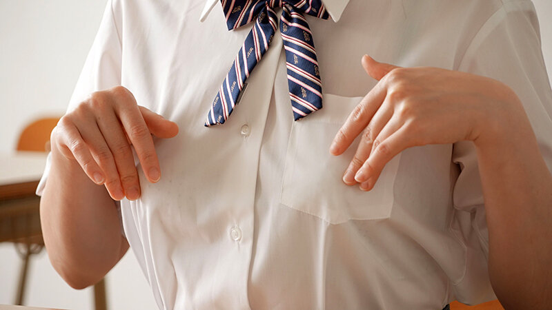 ＜JK＞ 乳首こねくり失禁 敏感乳首を弄ばれて失禁癖がついた地味娘は白...