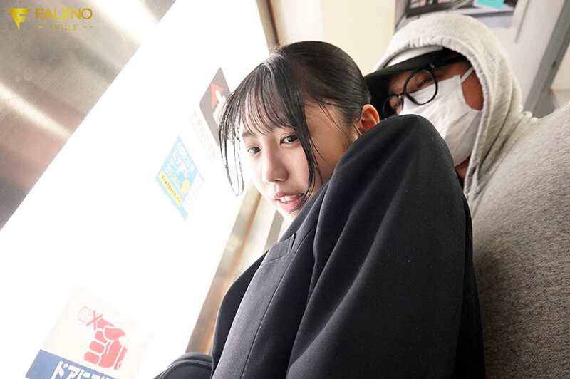 ＜JK＞ 毎朝の通学で股間を弄られM覚醒させられた相手は… 浜辺やよい...