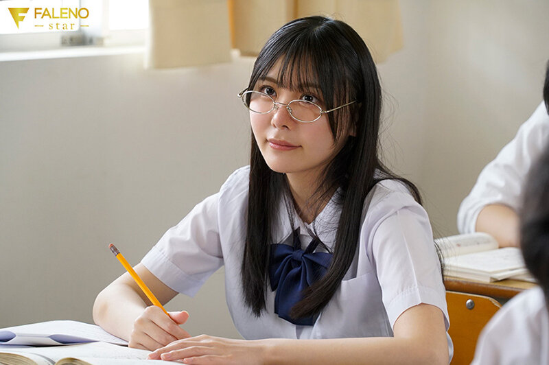 ＜JK＞ クラスでいちばん地味な子は担任の僕にだけ成長したおっぱいを見...