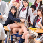 ＜JK＞ 『授業中にどこまでエッチな事できるか勝負しよ』超エッチな小悪魔ヤリマン女子たちが、呑気なおじいちゃん先生の授業だからヤリタイ放題！「何をやってもバレないよ！」と言って授業中にお昼ご飯をかけたエッチなチキンレースを開催！ 『高画質』