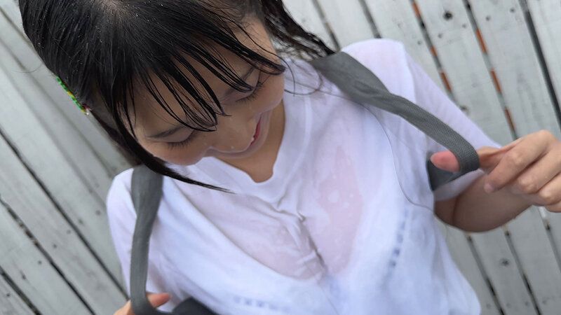 ＜JK＞ びしょ濡れになって青春を楽しめ！突然のゲリラ豪雨で濡れ透けた...